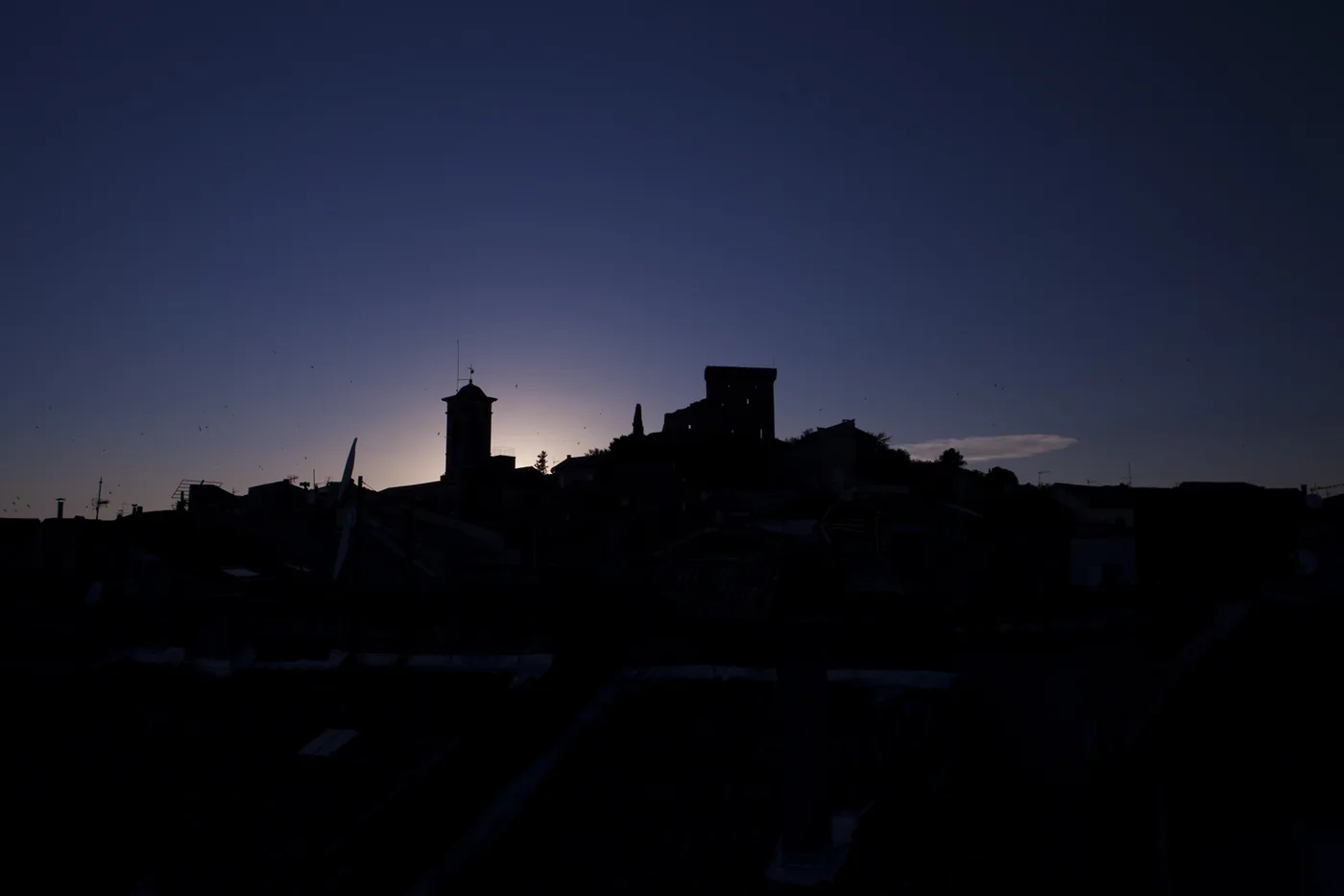 Carte postale : silhouette nocturne du village de Châteauneuf-du-Pape