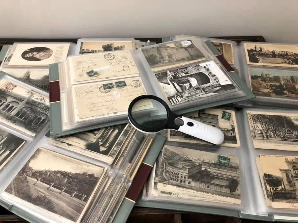 Collection de cartes postales anciennes d'Avignon et du Vaucluse, dans des albums, avec loupe