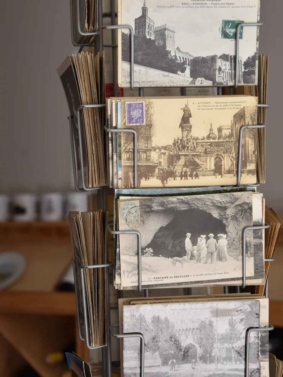Présentoir de cartes postales anciennes d'Avignon et du Vaucluse