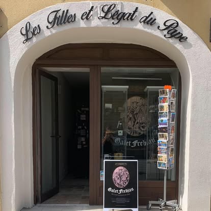 Enseigne de la boutique Les Filles et Légat du Pape à Châteauneuf-du-Pape