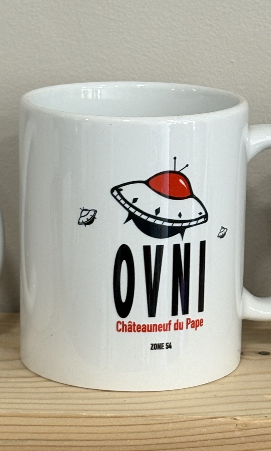 Mug Cuvée Ovni, Châteauneuf-du-Pape, illustré d'une soucoupe volante