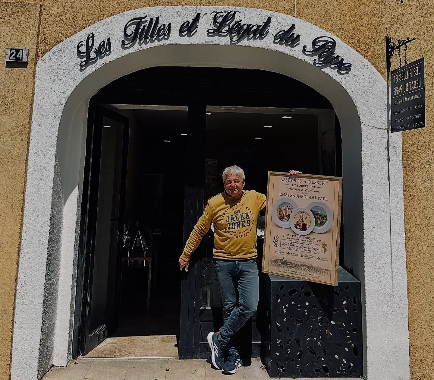 Serge, propriétaire de la boutique Les Filles et Légat du Pape, devant son magasin