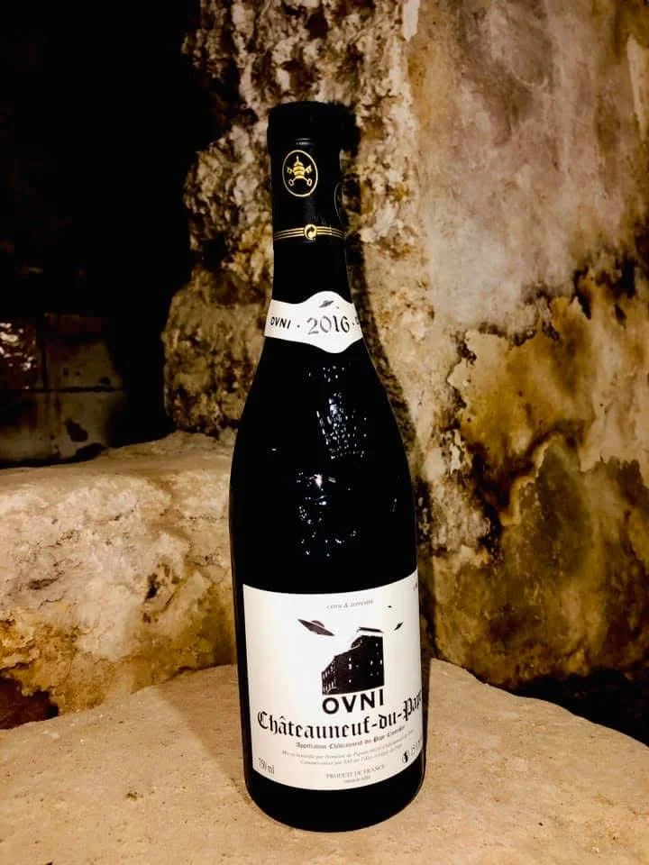 Bouteille de vin Cuvée Ovni, Châteauneuf-du-Pape, étiquette illustrée d'une soucoupe volante
